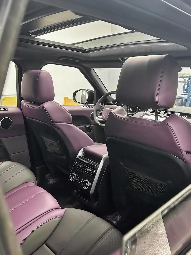 路虎車型的獨特魅力 樹莓紫拼黑內(nèi)飾與橡膠制品的完美結(jié)合
